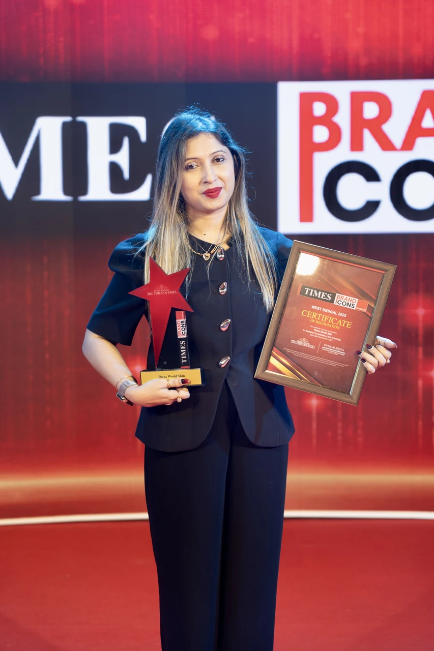 Thera-World Skin receiving award for excellence in aesthetics clinic